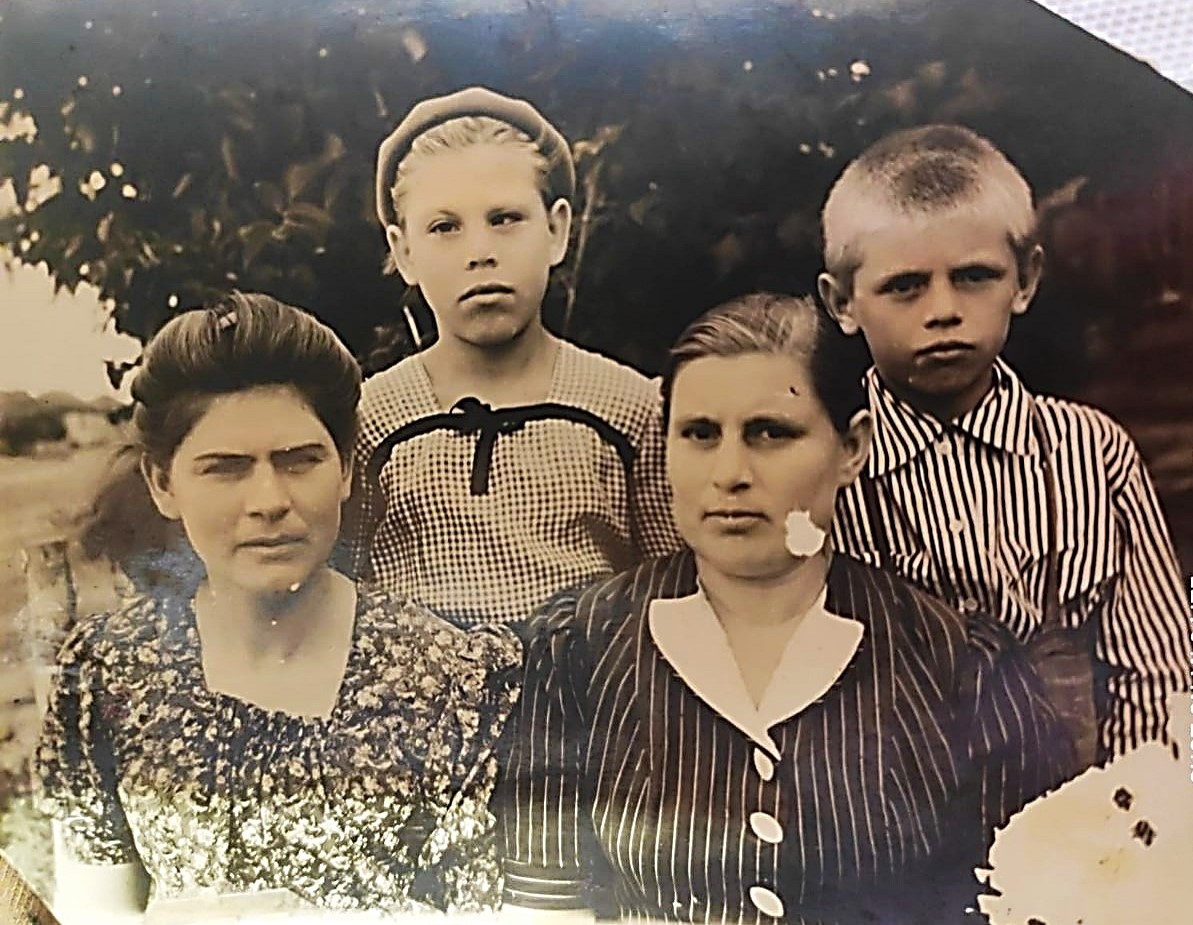 Справа жена Стерелюхина Наталья Ивановна с детьми, слева сестра Стерелюхина  Александра Кузьминична